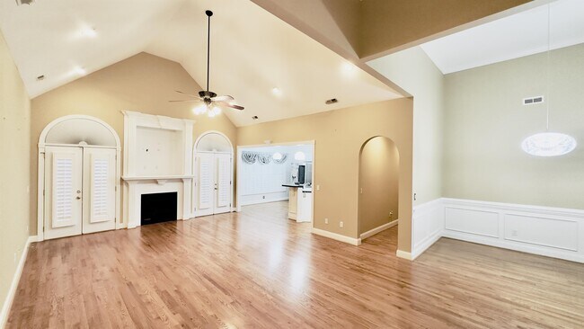 Building Photo - 423 Sterling Dr