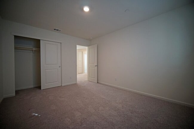 Building Photo - Beautiful 4 Bedroom PLUS office / den in Natomas!