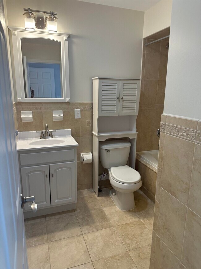 Building Photo - 2024 Grand Ave