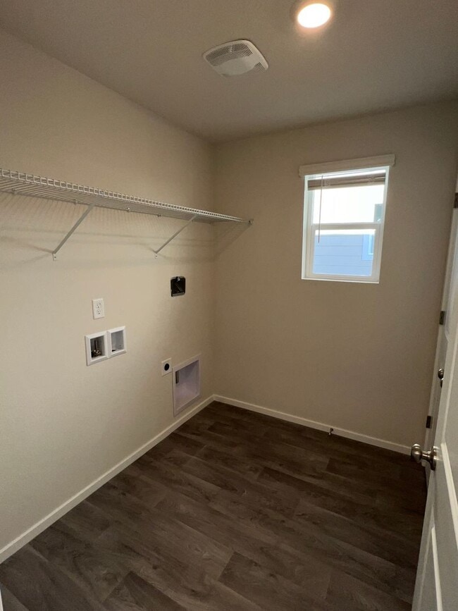 Building Photo - LIKE NEW Spacious 2 Story Home on Corner L...