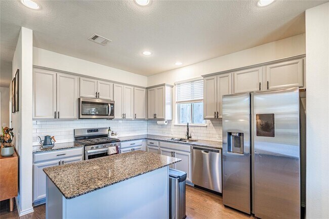 Building Photo - 547 Saturnia Dr
