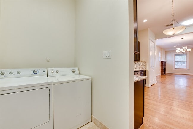 Building Photo - 401 Willard St