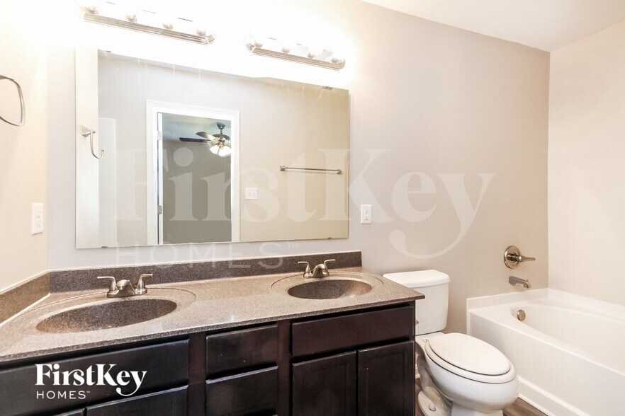 Building Photo - 6159 N Woods Edge Dr