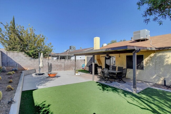 Building Photo - Fully Furnished, One Story, Near Strip, All Utilities Included with Flexible Lease Terms