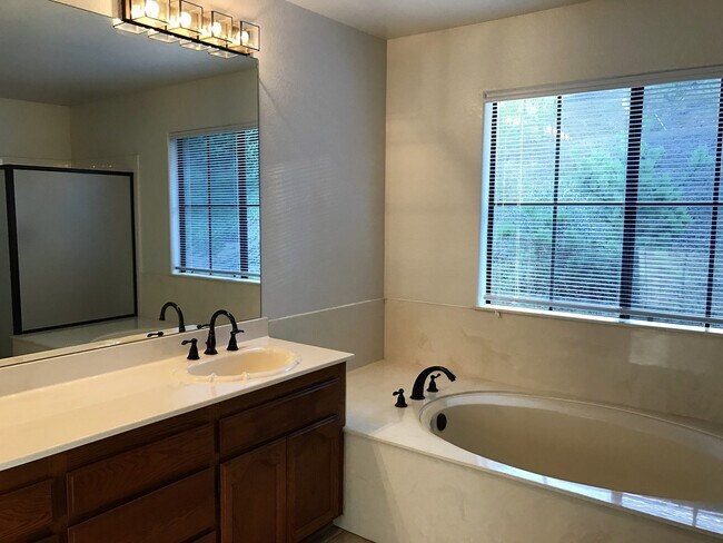 Building Photo - 4 Bedroom, 2.5 Bath House w/2 Garages on 1...