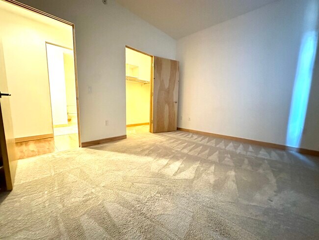 Building Photo - 309 W Washington Ave