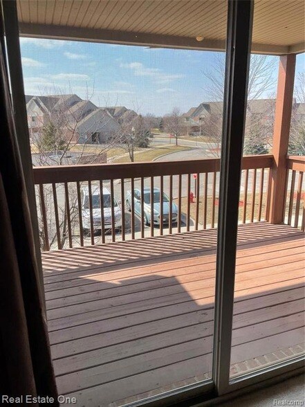 Building Photo - 15815 Lakeside Dr