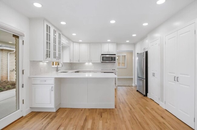 Building Photo - Spacious home for rent -  2.2 miles from t...