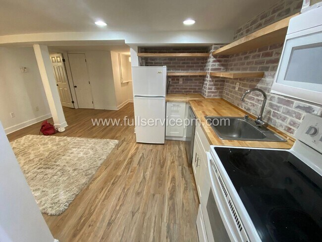 Building Photo - 8008 Roosevelt Way NE