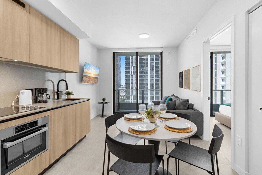 Building Photo - 501 NE 1st Ave