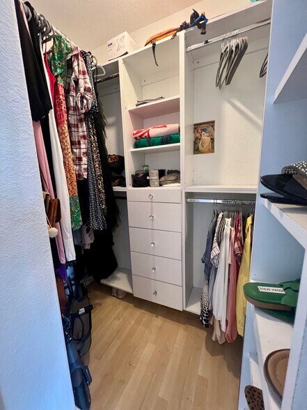 Walk in closet - 901 Euclid Ave