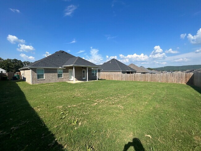 Building Photo - "Move in Special!! Half off first month's rent if signed by 11/30!  3-Bed Sanctuary in Farmington...