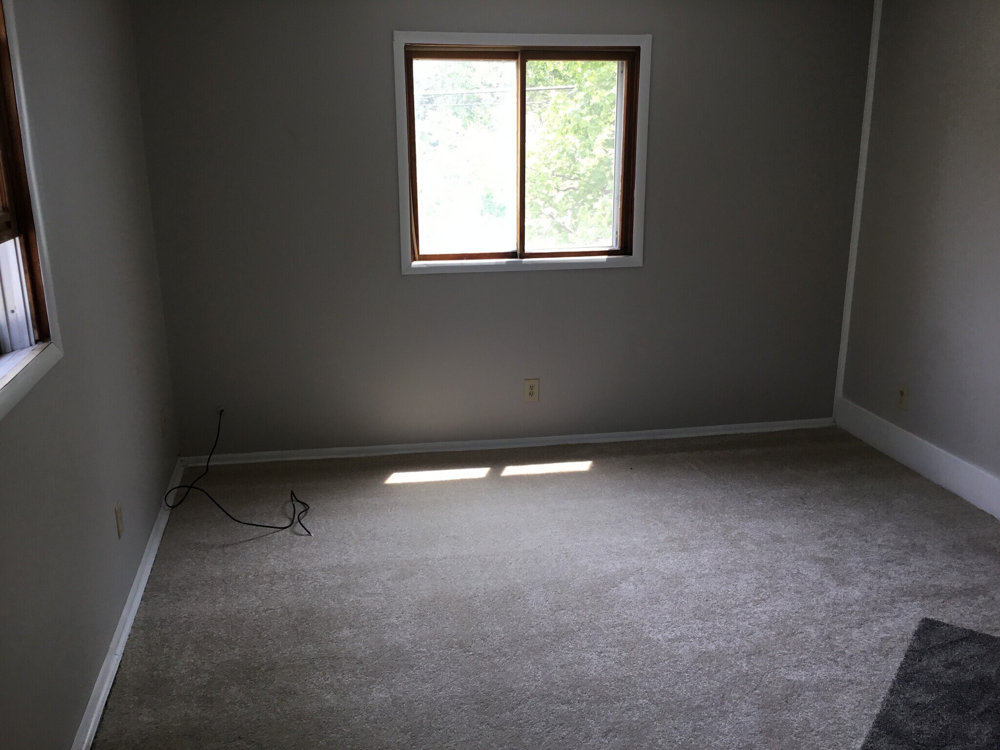 Building Photo - 1204 E 10th St