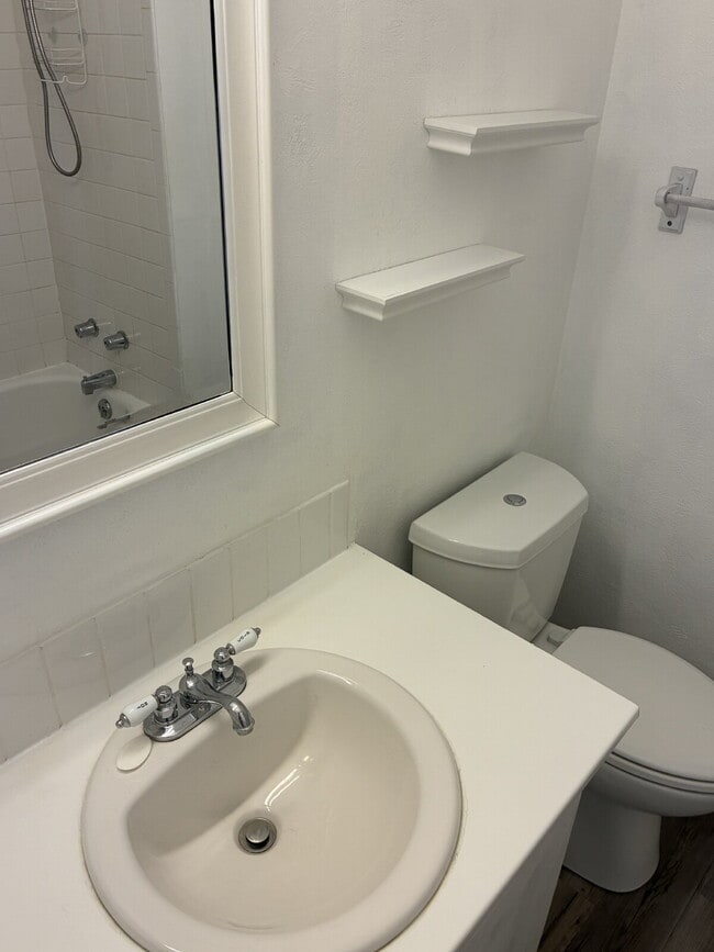 Building Photo - Beautiful Townhome - 4 Bedrooms 3 Bathroom with 2 Additional Bonus Rooms!