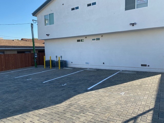 Building Photo - 2437 Malabar St