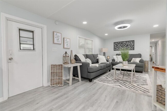 Building Photo - 7815 Greenlawn Dr