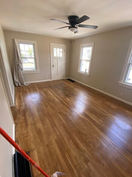 Building Photo - 5256 Warren Ave