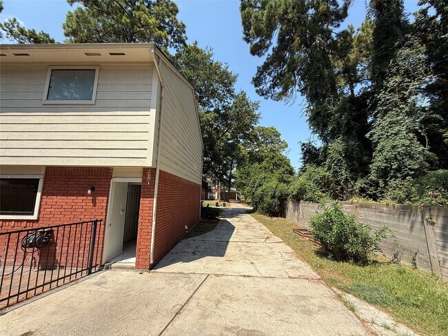 Building Photo - 4330 Meadow Springs Dr