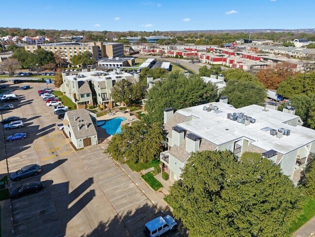 Building Photo - 3101 Sondra Dr