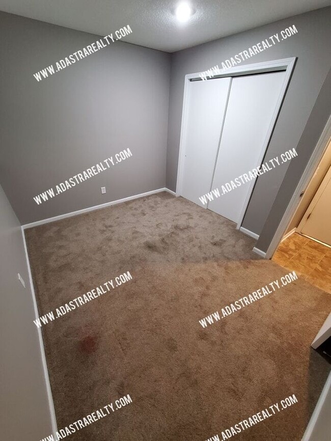 Building Photo - Very Nice 3 Bedroom/1 Bath Duplex in Olathe-Available in JULY!!!