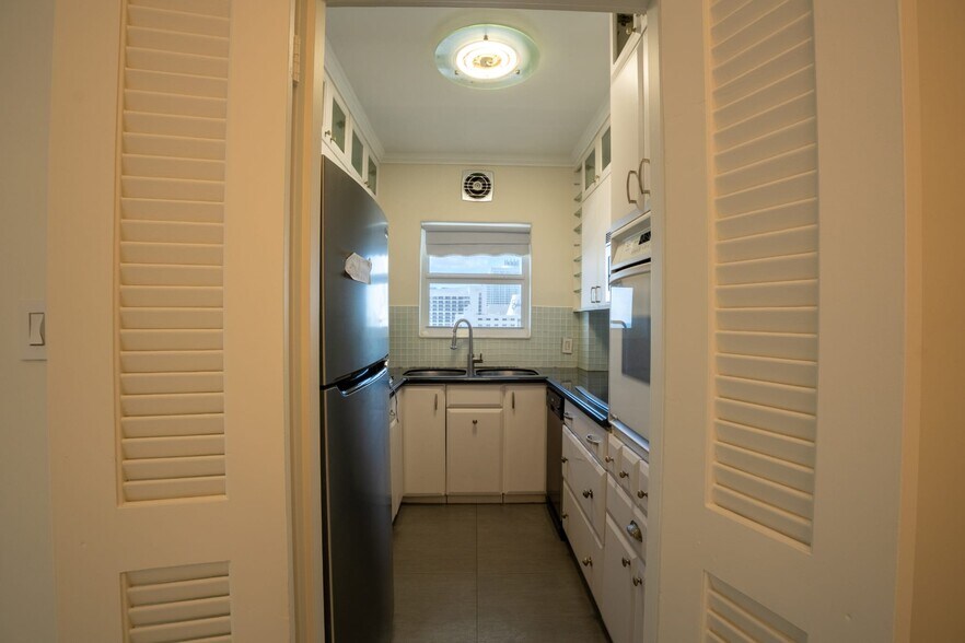 Building Photo - 4747 Collins Ave