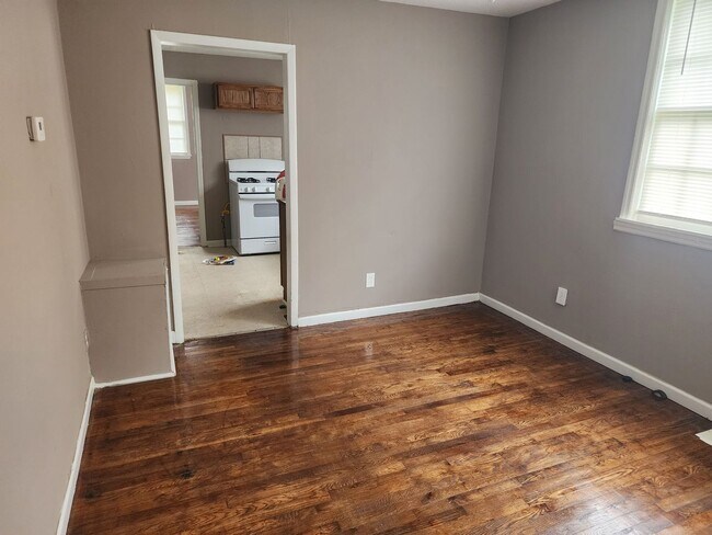 Building Photo - Stunning 3-Bedroom Home with Fresh Modern ...