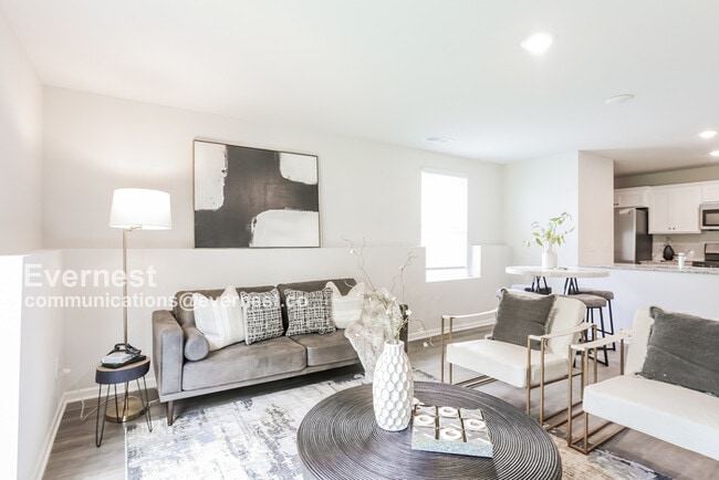 Building Photo - Lovely 3 Bed, 2.5 Bath Home with Modern Am...