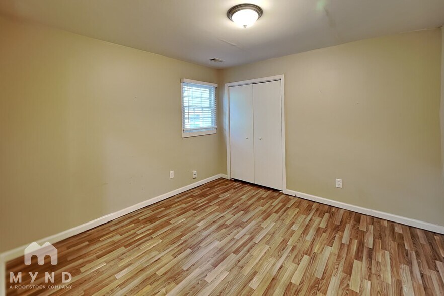 Building Photo - 3295 Redona Dr