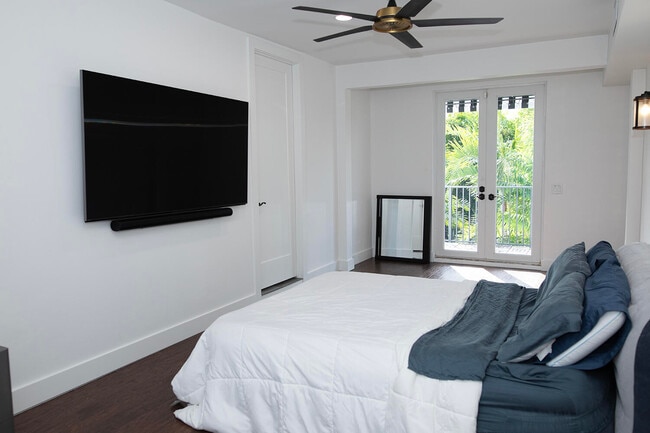 Building Photo - 634 SE 3rd Ave