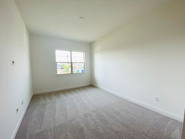 Building Photo - Luxury house for rent