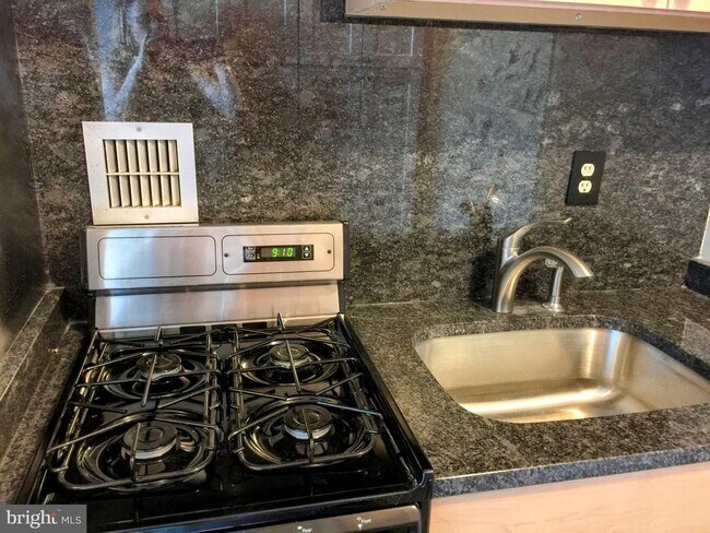 Building Photo - 1011 Arlington Blvd