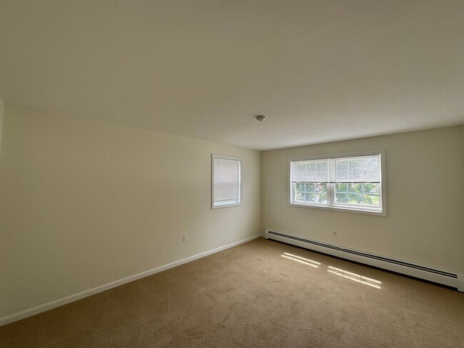 Building Photo - Bright and Spacious Corner Unit in North A...