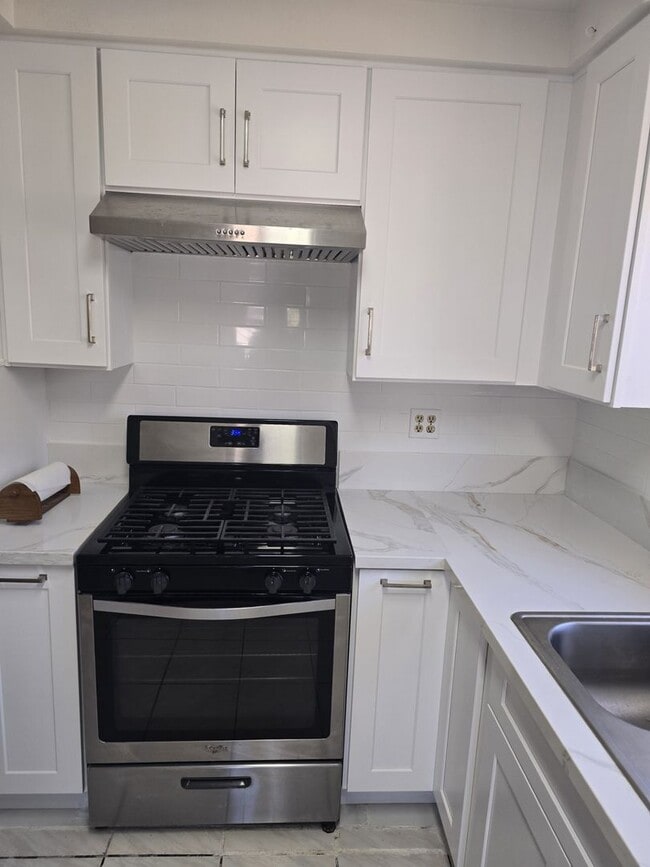 Building Photo - Cozy Single Family Home in Santa Ana for L...