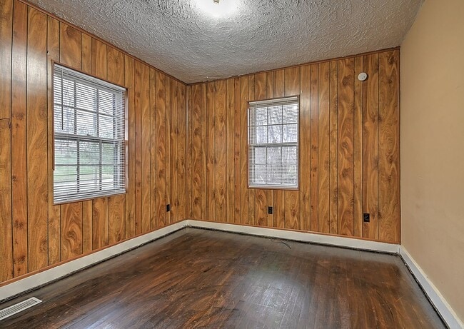Building Photo - 6456 Blue Springs Pkwy