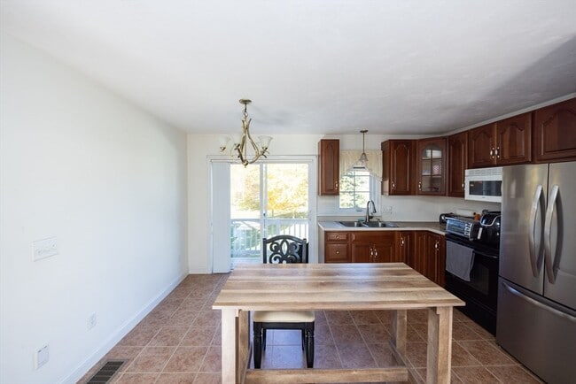 Building Photo - 31 Blackthorn Dr