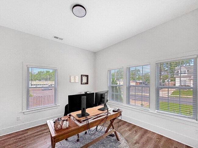 Building Photo - Newer Construction Meets Historic Cooper Young Charm • 5bd / 3ba