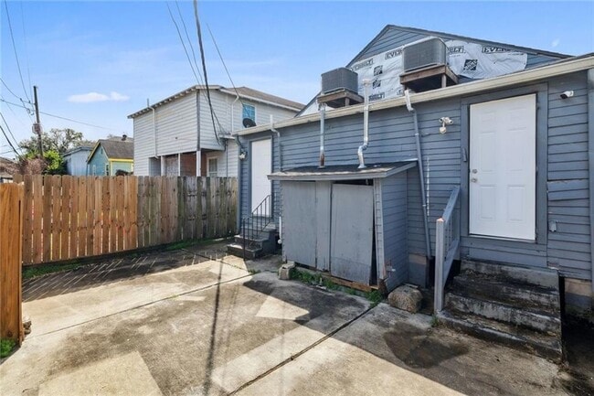 Building Photo - 3529 Delachaise St