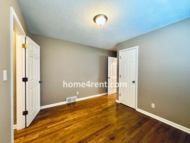 Building Photo - Beautifully Updated Home in Prime Overland...