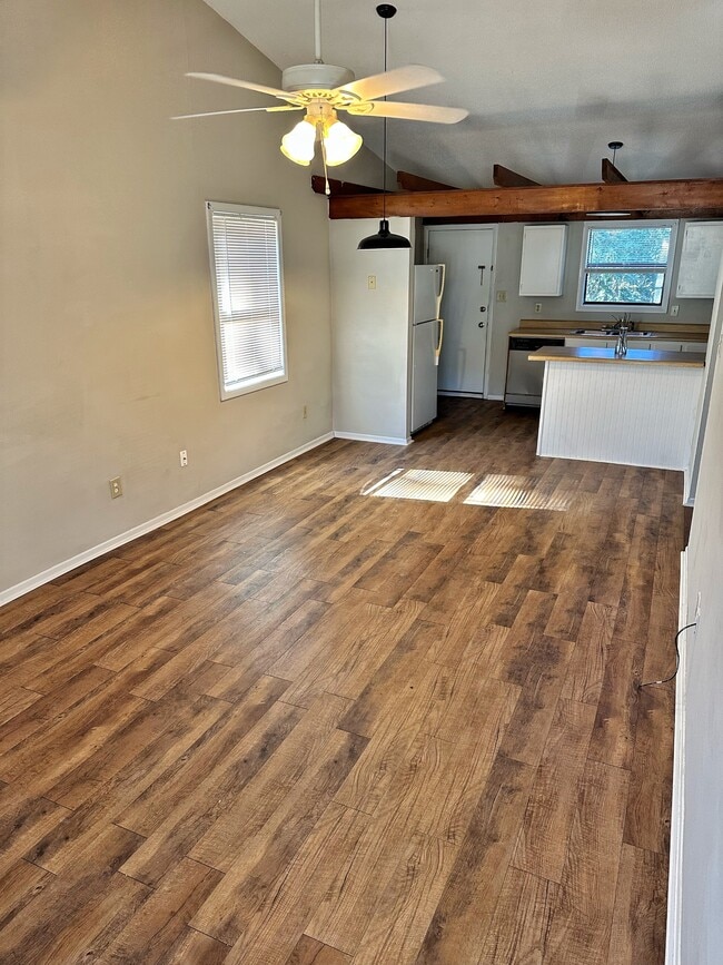 Building Photo - 138 Village Ct