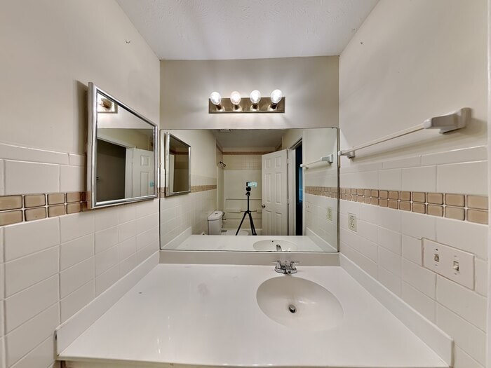 Building Photo - 1410 Stoneleigh Way