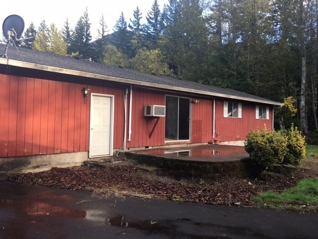 Building Photo - 3 Bedroom 1 Bath Home on large lot in Cascade Locks, OR