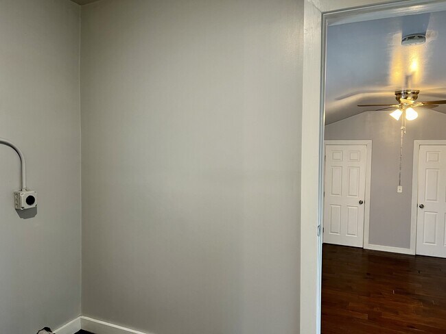 Building Photo - 904 N Peoria Ave