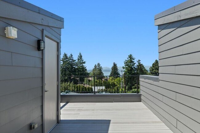 Building Photo - Air Conditioned West Seattle Live/Work Tow...