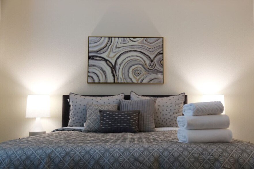 Building Photo - 925 Peggotty Pl