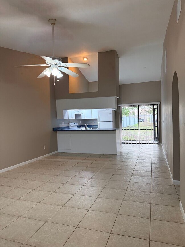 Building Photo - 2 Bed/1 bath Centrally Located~