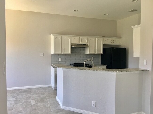 Building Photo - Beautiful remodeled 3 bed 2 bath with open...