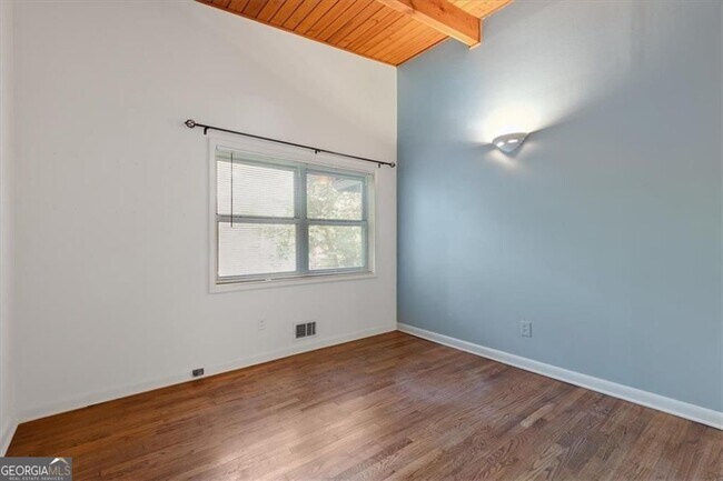 Building Photo - 2627 Woodacres Rd NE