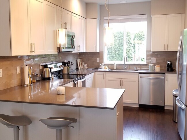 Building Photo - GORGEOUS Edmonds 2 Bedroom Primary Suites - CLOSE TO EVERYTHING