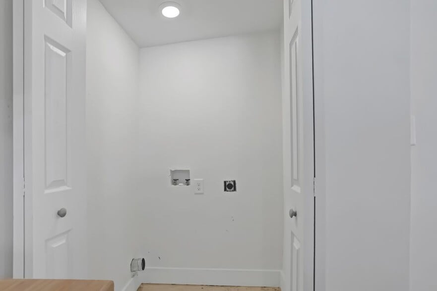 Building Photo - 636 W 48th St