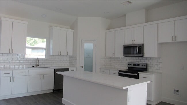 Building Photo - 401 Deep Woods Ln